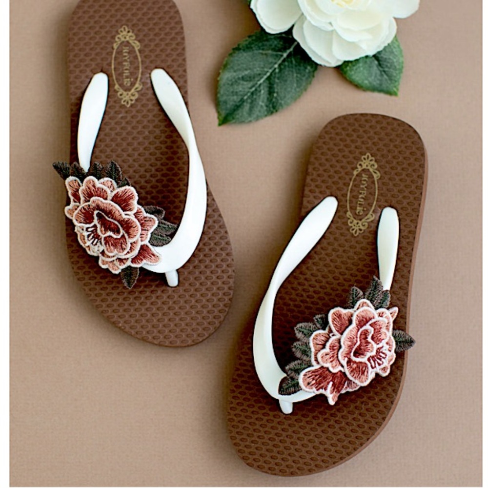New pretty flip flops wit rose detail